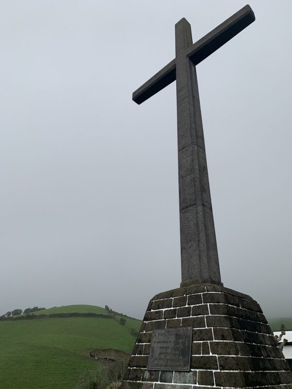 La croix, en pierre noire volcanique des Açores, en haut du sanctuaire de Nossa Senhora da Paz