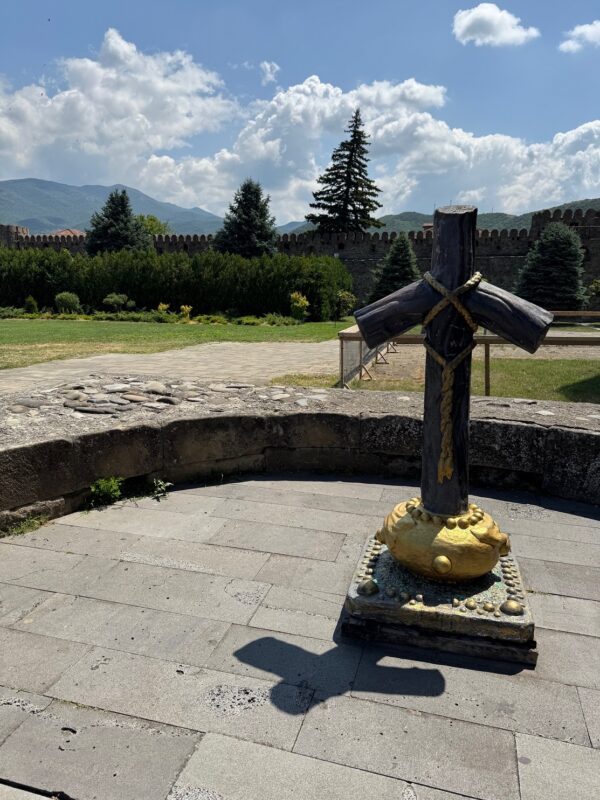 Une croix de sainte Nino, typique des églises géorgiennes, près de la cathédrale de Svetitskhoveli à Mtskheta (Géorgie)