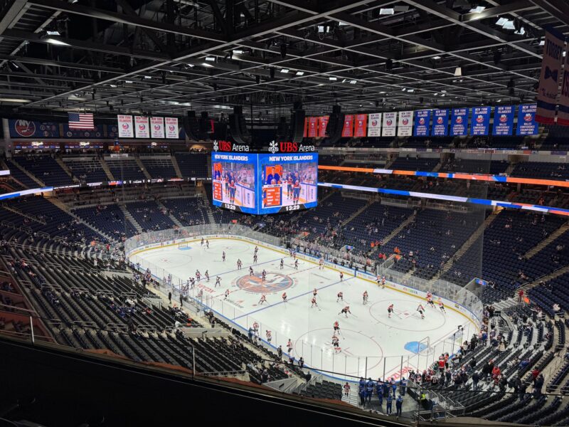 L'échauffement des joueurs des deux équipes, avant le match opposant les Islanders aux Flyers à l'UBS Arena en janvier 2025