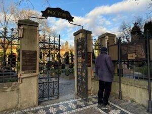 L'entrée du cimetière de Vyšehrad, à Prague (République tchèque)