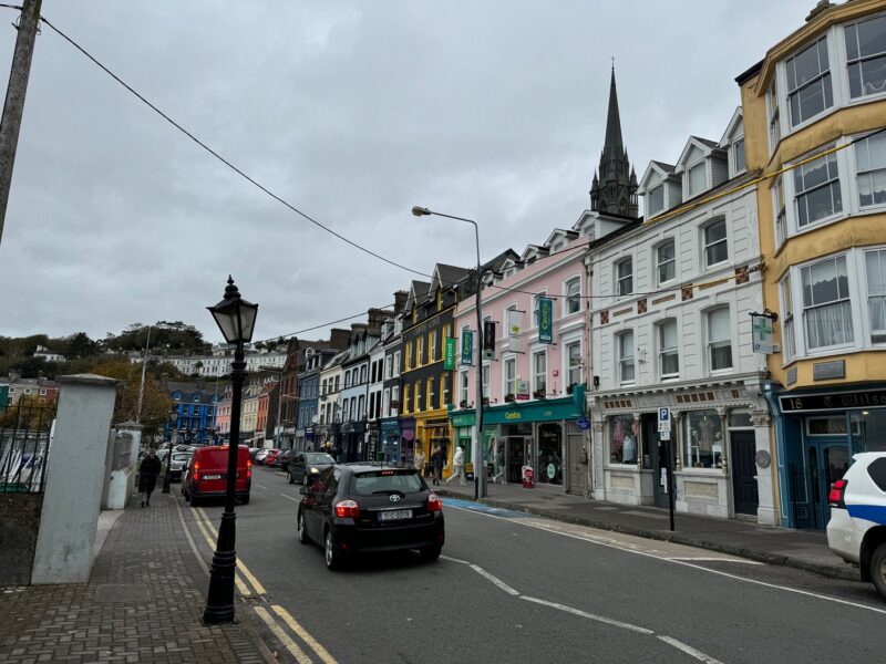Les maisons colorées sur la route principale qui longe le littoral à Cobh (Irlande)
