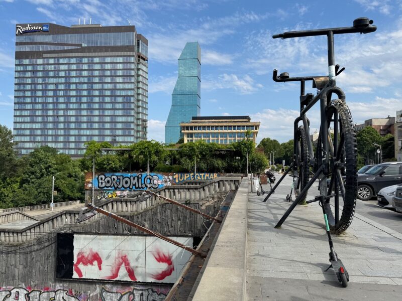 Le Giant Bicycle Monument à Tbilissi, où se trouvait le point de rendez-vous avant de partir pour l'excursion à Mtskheta