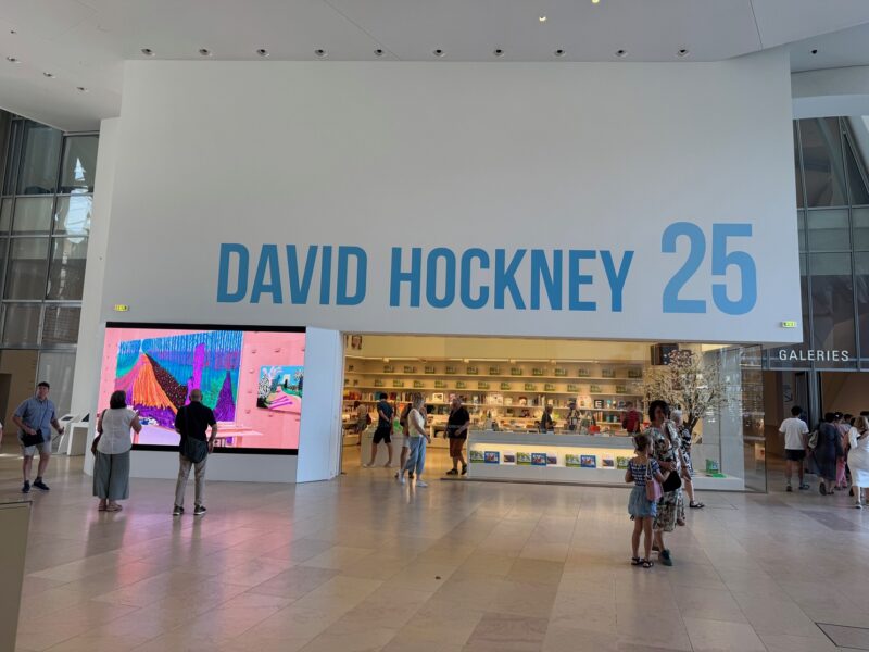 Le hall d'entrée de la Fondation Louis Vuitton, lors de l'exposition temporaire David Hockney 25 (en août 2025)