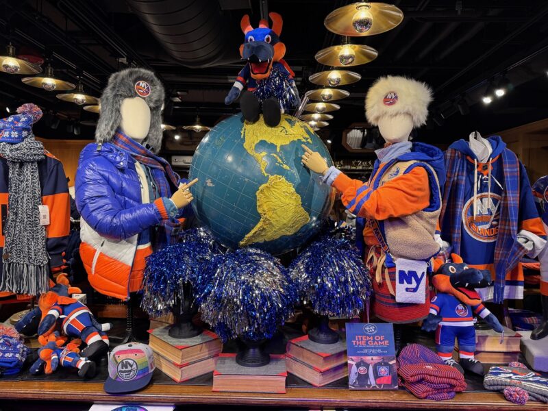 Des goodies sur les étals de la boutique officielle des New York Islanders, à l'UBS Arena