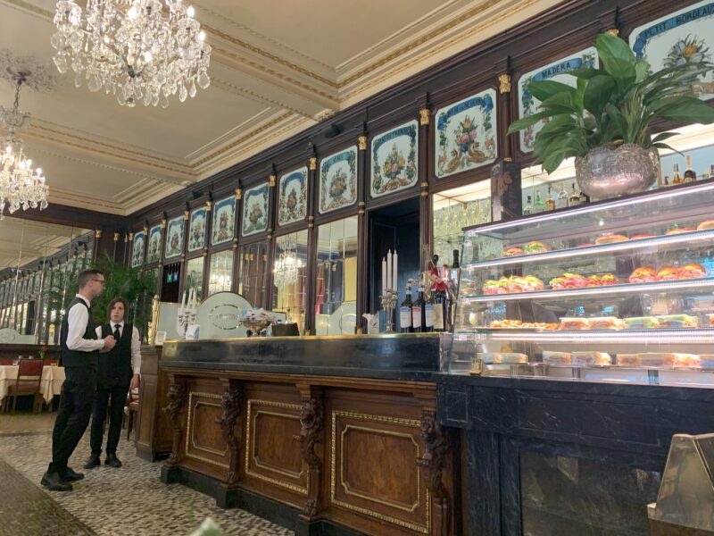 Vue à l'intérieur du Caffè Baratti & Milano, l'un des cafés historiques de Turin