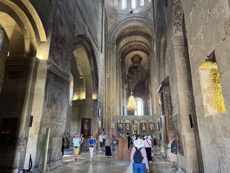 La vue à l'intérieur de la cathédrale de Svetitskhoveli à Mtskheta (Géorgie)