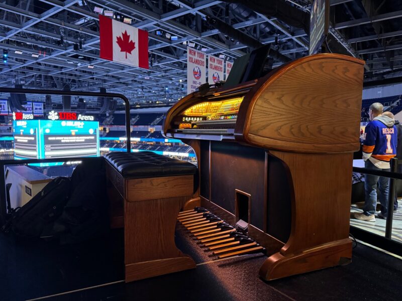 Vue sur l'orgue à l'intérieur de l'UBS Arena avant un match des New York Islanders en janvier 2025