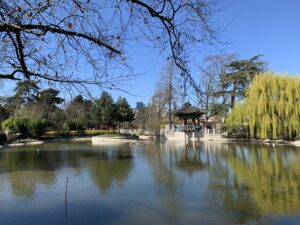 Le lac du Jardin d'Acclimatation à Paris, à côté du jardin coréen qu'on aperçoit de l'autre côté