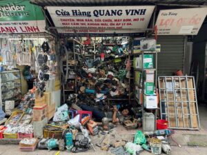 Un magasin au marché Cho Gioi à Hanoï (Vietnam)