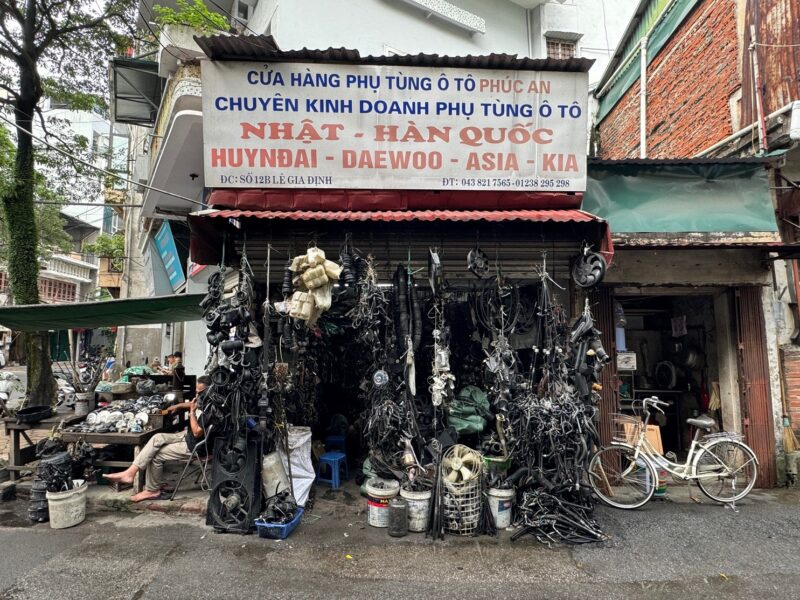 Un marchand de ferrailles et de pièces détachées de voitures à Hanoï (Vietnam)