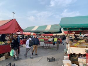 Des étals de fruits et légumes, sur le marché en extérieur de la Piazza della Reppublica au cœur de Turin (Italie)