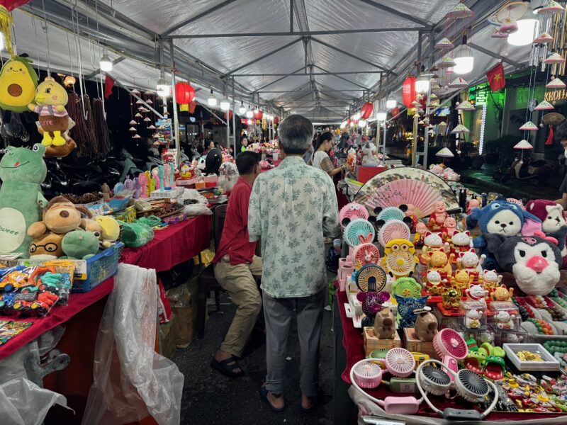 Vue sur les étals du marché nocturne de la rue Hang Dao à Hanoï (Vietnam)