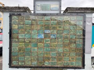Le Lusitania Tile project, un monument qui rend hommage aux survivants et aux victimes du Lusitania à Cobh, inauguré pour le centenaire de la tragédie en 2015
