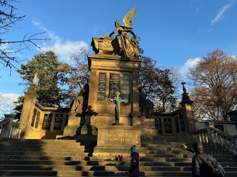 Vue sur le Slavín, le panthéon des figures culturelles de la République tchèque