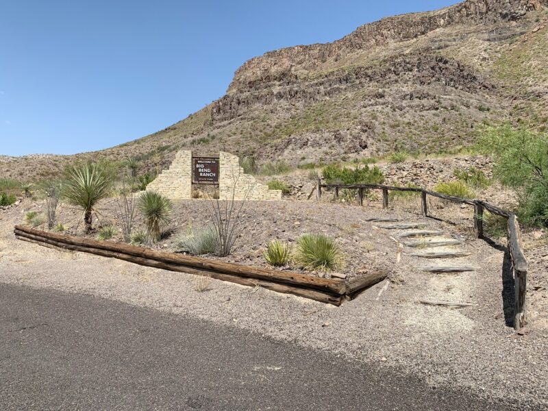Vue sur le panneau "Welcome to Big Bend Ranch State Park" le long de la River Road au Texas (États-Unis)
