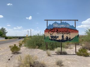 Vue sur le panneau "Welcome to Presidio" à l'extrémité ouest de la River Road, au Texas (États-Unis)