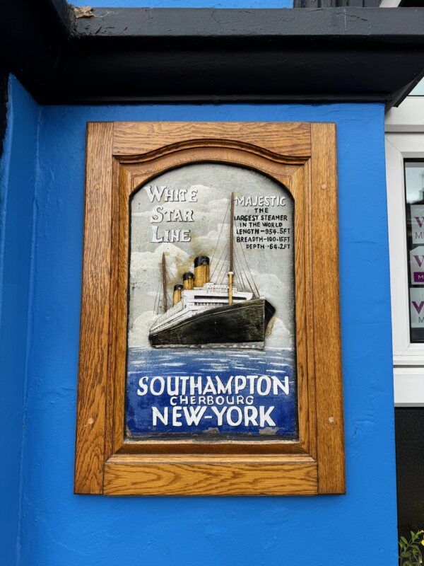 Une décoration rend hommage au passage du Titanic à Cobh (ex-Queenstown), sur la façade du Rob Roy Hotel
