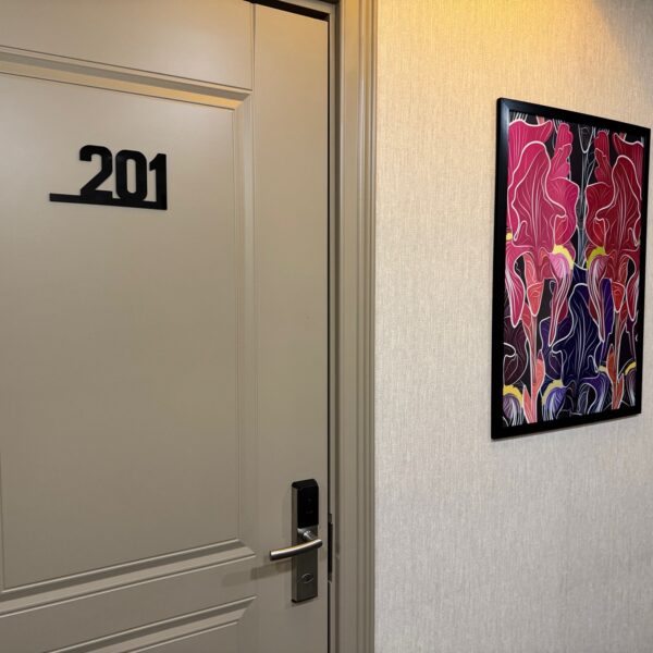 La vue sur la porte de la chambre 201 où j'ai dormi à l'Hotel Monday by DNT Group à Tbilissi (Géorgie)