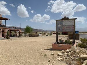 Vue sur la rue principale de la ville fantôme de Terlingua, au Texas, à la sortie du Big Bend National Park
