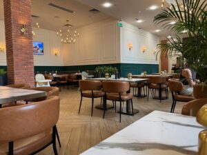 Vue sur la salle du petit-déjeuner du Monday Hotel à Tbilissi (Géorgie)