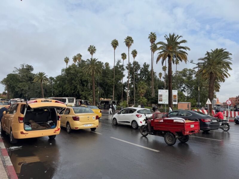 Des taxis au niveau de l'avenue El Mouahidine, en face du jardin Arset el Bilk près de la place Jemaa el Fna de Marrakech