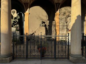 Vue sur la tombe d'Antonín Dvořák au cimetière de Vyšehrad, à Prague (République tchèque)