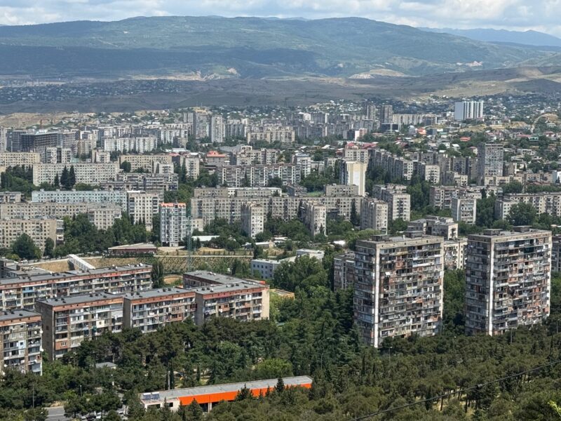 La vue sur la banlieue soviétique de Tbilissi, à l'architecture typique de la période de l'URSS