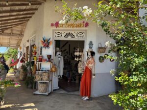 Vue sur l'entrée de la boutique Artemania à Pedasí (Panama)