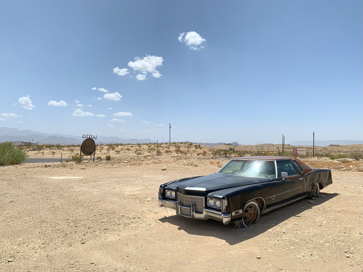 Une Cadillac Eldorado abandonnée, dans la ville fantôme de Terlingua au Texas