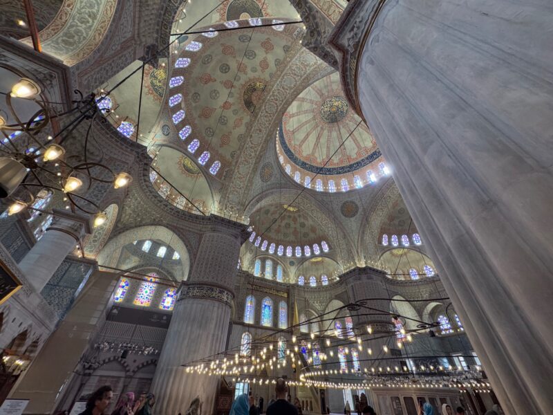 Vue sur les céramiques d'Iznik à l'intérieur de la Mosquée Bleue d'Istanbul (Turquie)