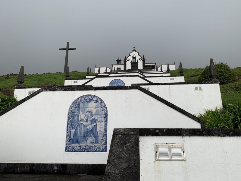 À chaque niveau de l'escalier du sanctuaire de Nossa Senhora da Paz (archipel des Açores), des scènes bibliques sont illustrées en azulejos bleus