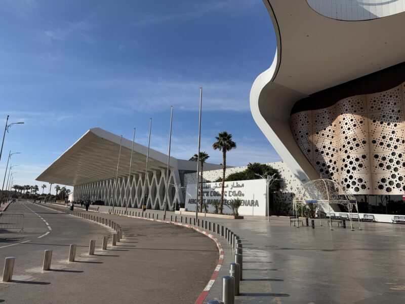 La vue sur le terminal de l'aéroport international de Marrakech-Ménara (à gauche, le hall des départs ; à droite, le hall des arrivées)