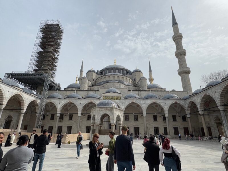 La vue sur la Mosquée Bleue d'Istanbul (Turquie) depuis son parvis, dans l'enceinte du complexe