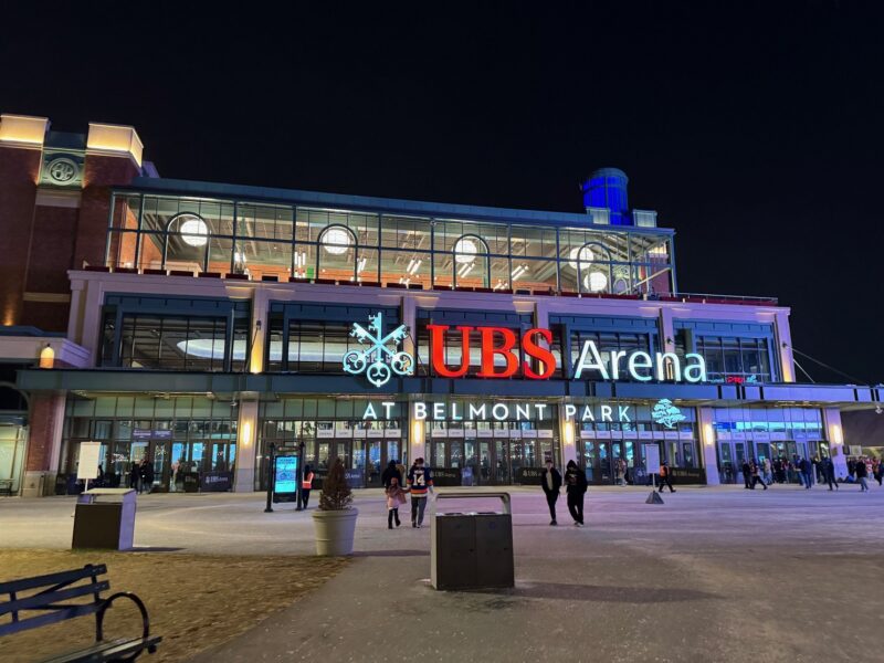 La vue à l'extérieur de l'UBS Arena (à Belmont Park), le stade des New York Islanders inauguré en 2021 sur Long Island