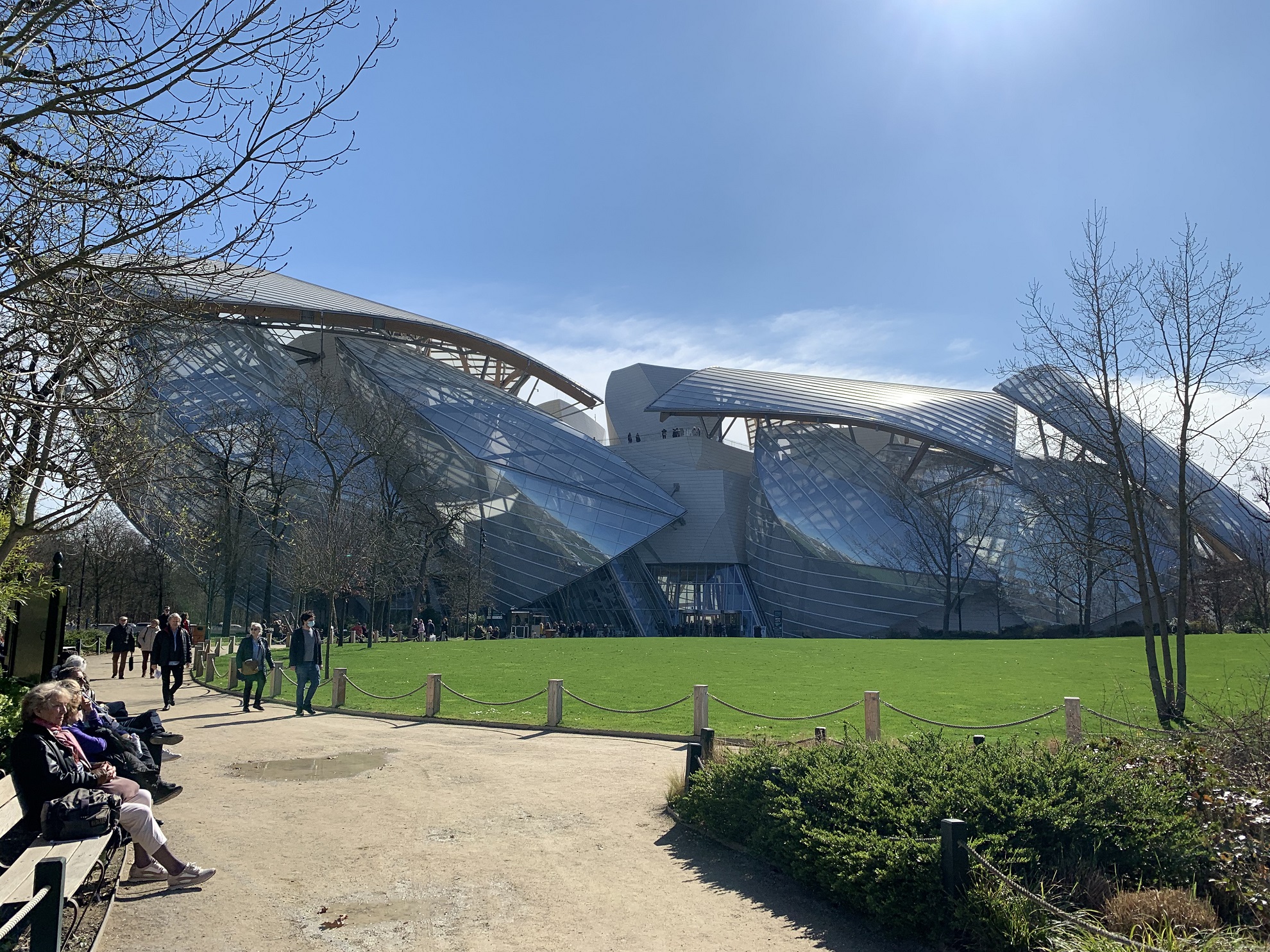 Le bâtiment de la Fondation Louis Vuitton, vu depuis le Jardin d'Acclimatation