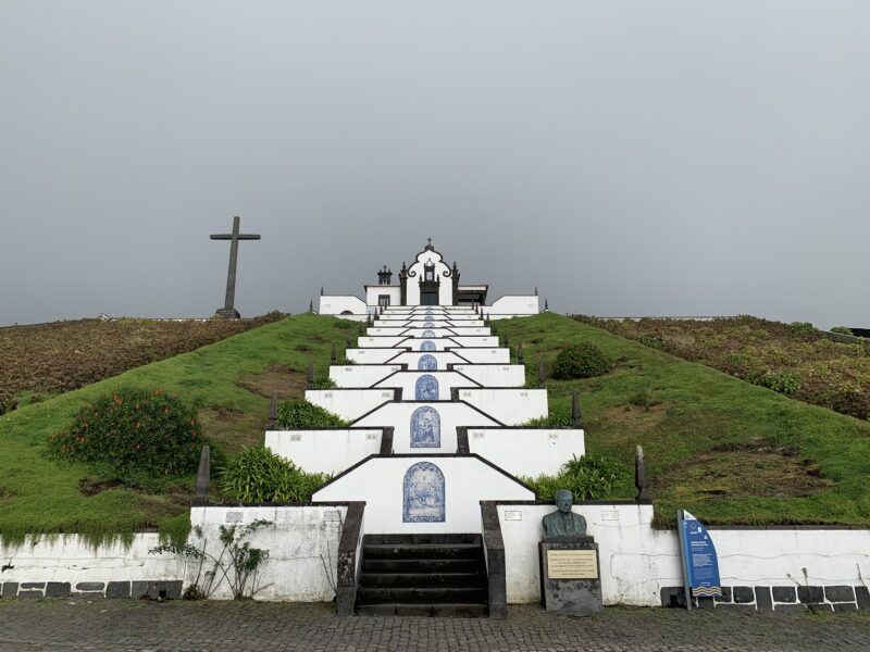La vue sur le sanctuaire de Nossa Senhora da Paz aux Açores, depuis le pied de l'escalier