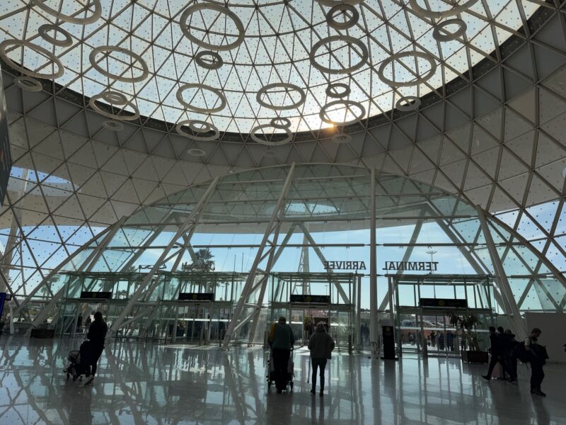 Vue du hall d'arrivée de l'aéroport international de Marrakech-Menara