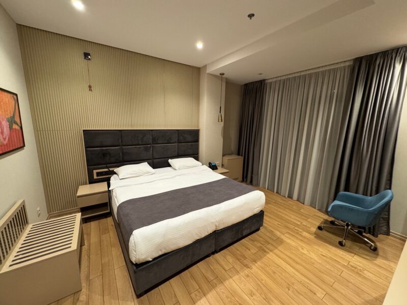 Vue sur l'intérieur de ma chambre à l'Hotel Monday by DNT Group à Tbilissi (Géorgie) lors de mon séjour