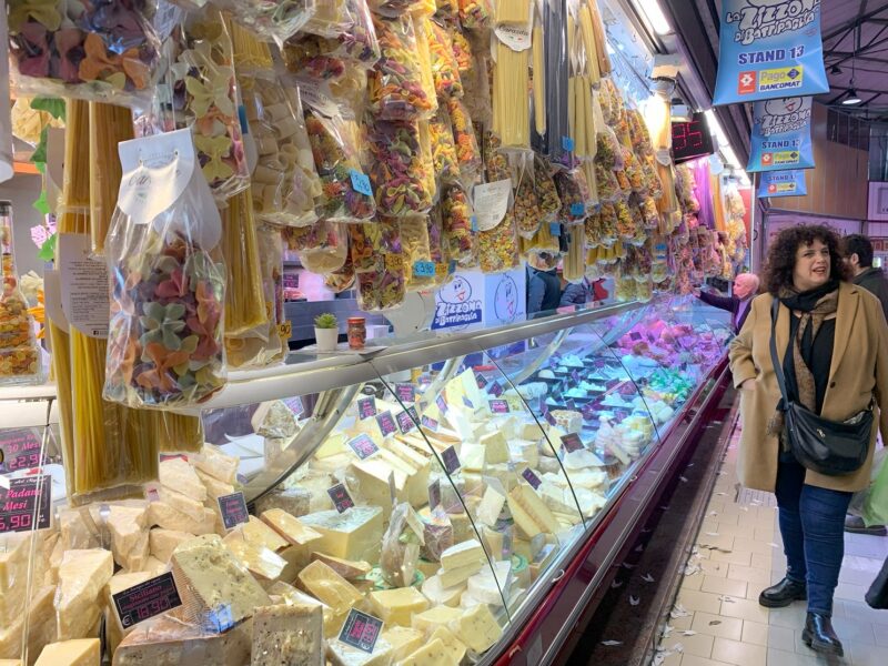 Un stand de fromages dans les halles couvertes du marché de la Porte Palazzo, sur la place de la République à Turin