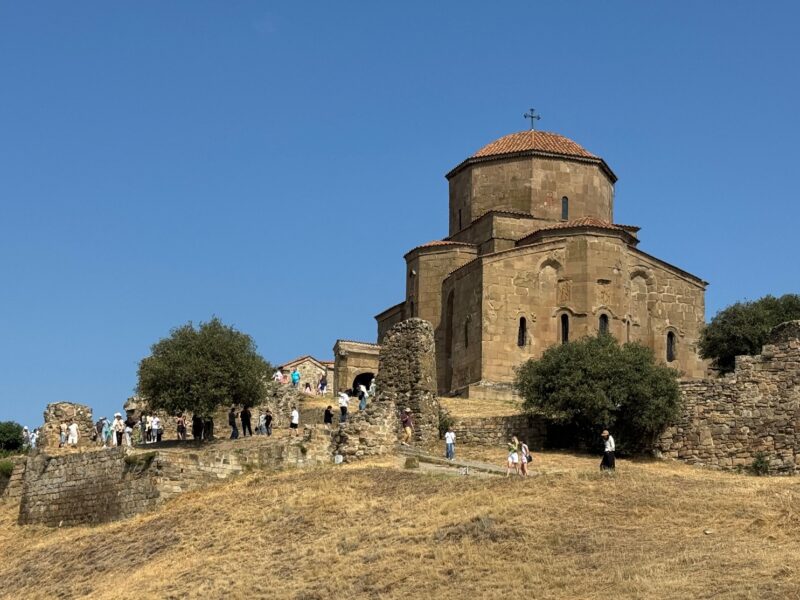 La vue sur le monastère de Jvari, en arrivant depuis le parking