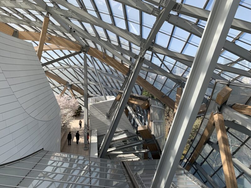 Vue sur l'architecture du bâtiment depuis les terrasses supérieures de la Fondation Louis Vuitton