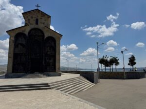 La vue sur la petite église orthodoxe et le réservoir de Tbilissi, près du monument Chronicles of Georgia au nord de Tbilissi