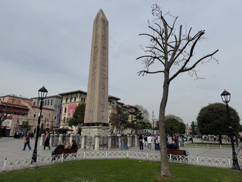 Vue sur la place Sultanahmet (Sultanahmet Meydani) à Istanbul, en face de la Mosquée Bleue, avec l'Obélisque de Théodose et en arrière-plan le musée des arts turcs et islamiques