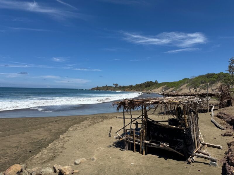Vue sur des cabanes de pêcheurs improvisées sur Playa El Toro près de Pedasí au Panama
