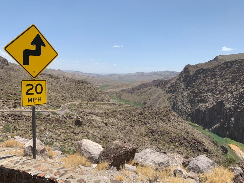 La vue plongeante sur la vallée du Rio Grande, au niveau du Fandango Dom Rock (sur la River Road)