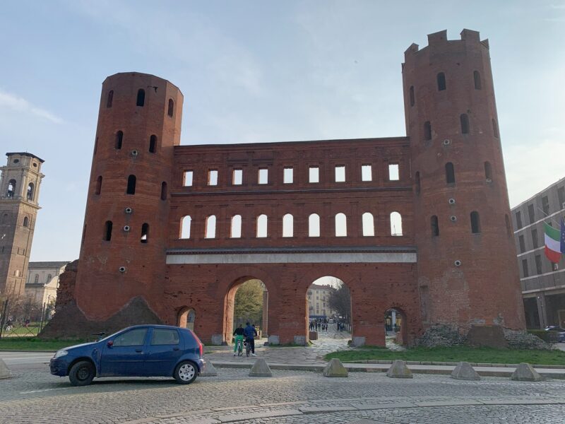 Vue sur la Porte Palatine, un impressionnant vestige romain du 1er siècle à Turin (Italie)