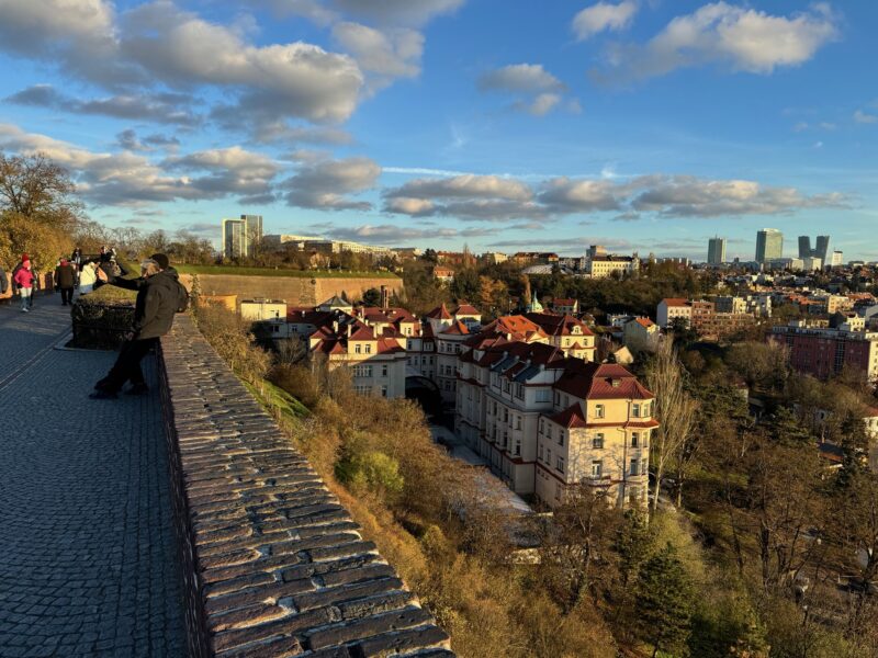 La vue depuis le haut des remparts de la forteresse de Vyšehrad à Prague (République tchèque)