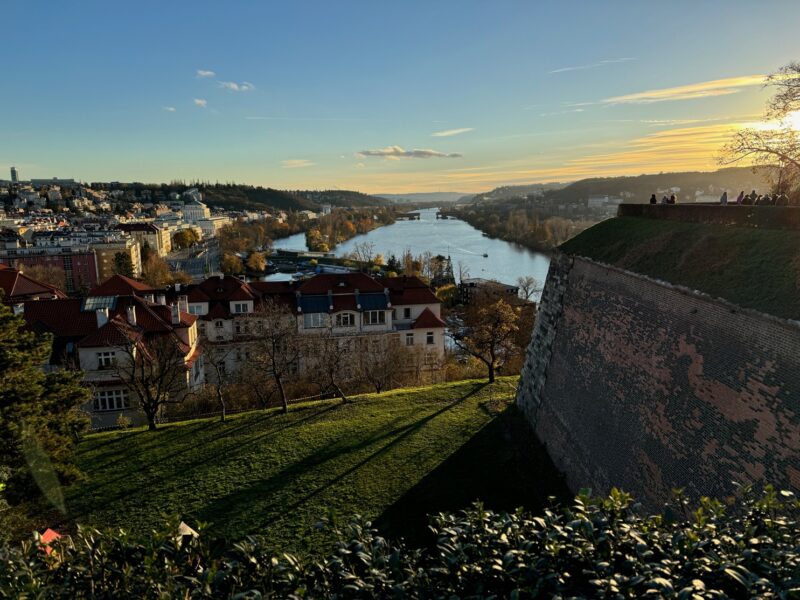 La vue sur la rivière Vltava depuis le haut des remparts de la forteresse de Vyšehrad à Prague (République tchèque)