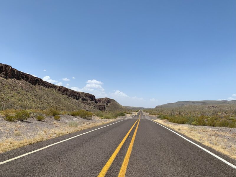 Vue sur les bosses (bumps) de la River Road, en route vers Presidio (Texas)