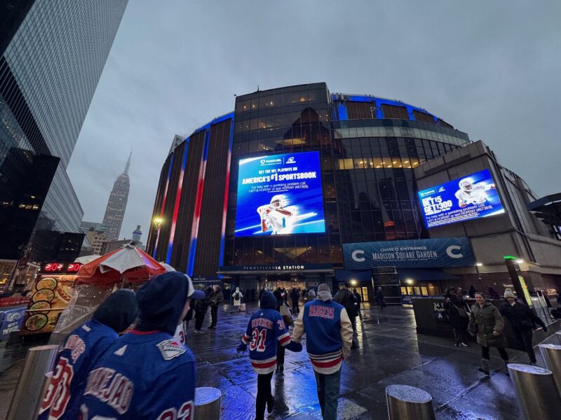 Ambiance de rue devant le Madison Square Garden à Manhattan, avant un match des Rangers de New York